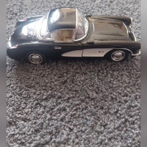 Kinsmart 1:34 Diecast 1957 White on Black Corvette Stingray